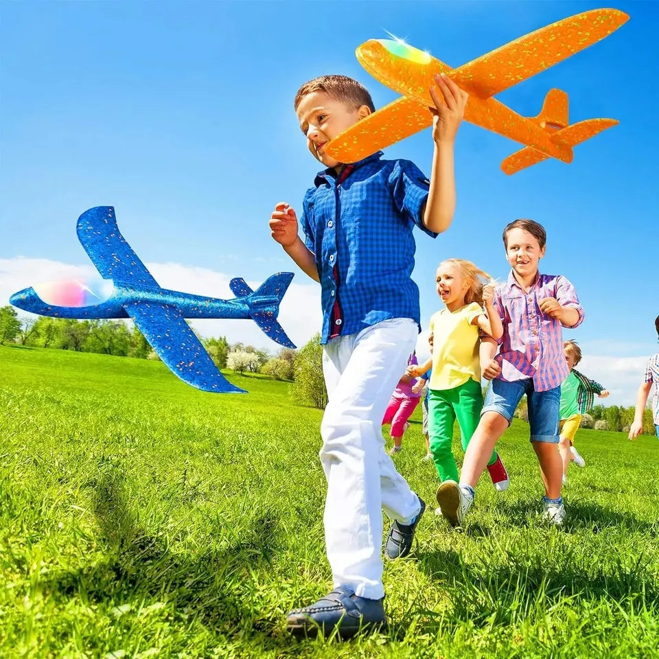 Avion pour enfants avec éclairage
 Fabriqué à partir d'un matériau durable
 De superbes jeux de plein air